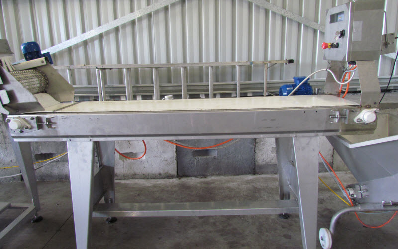 Inspection conveyors machine inside a warehouse